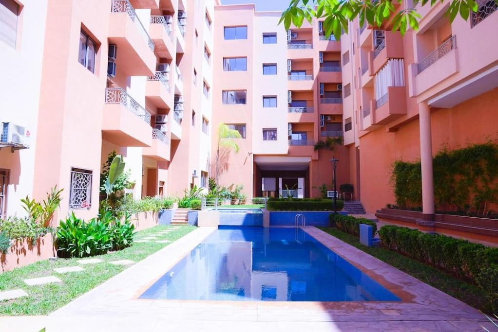 Spacious 2 Bedroom Flat With Wi-fi, Pool And Parking Appartement